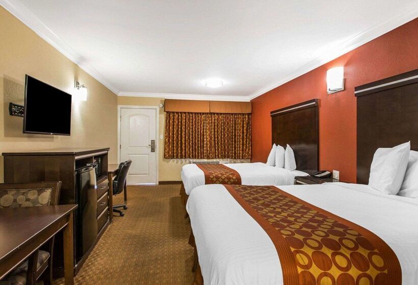 هتل Rodeway Inn & Suites Corona