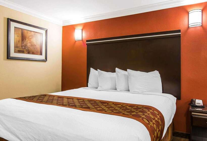هتل Rodeway Inn & Suites Corona