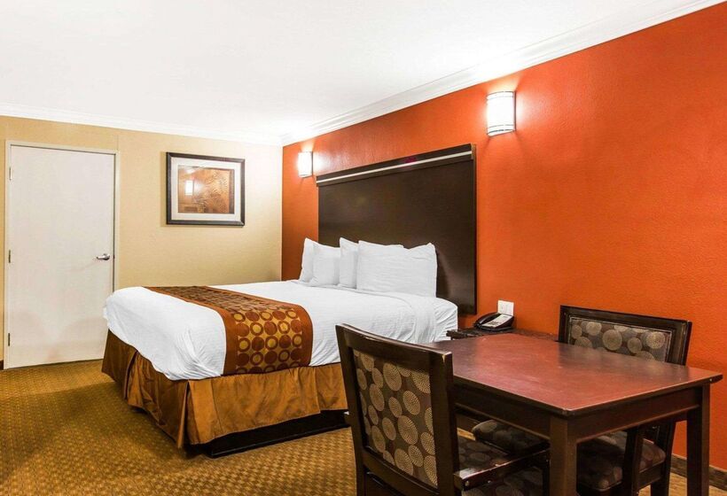 هتل Rodeway Inn & Suites Corona