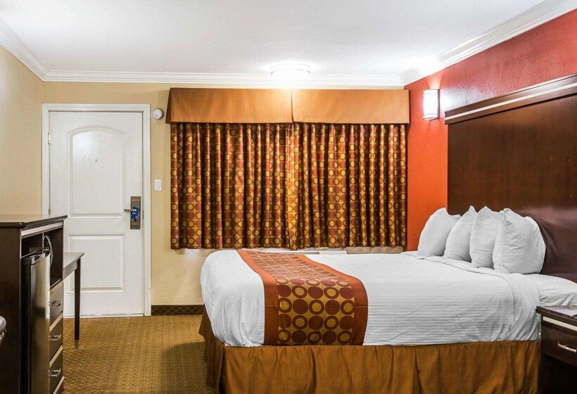 هتل Rodeway Inn & Suites Corona