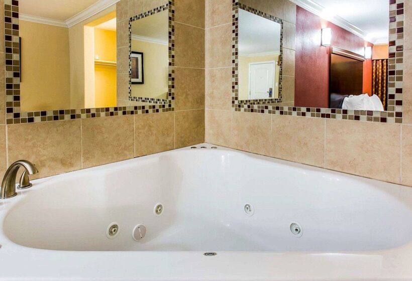 هتل Rodeway Inn & Suites Corona