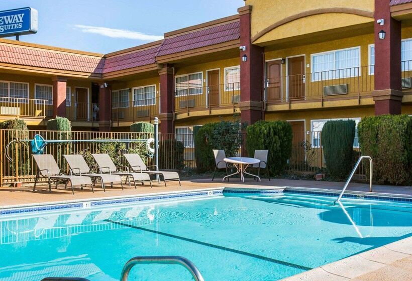 هتل Rodeway Inn & Suites Corona