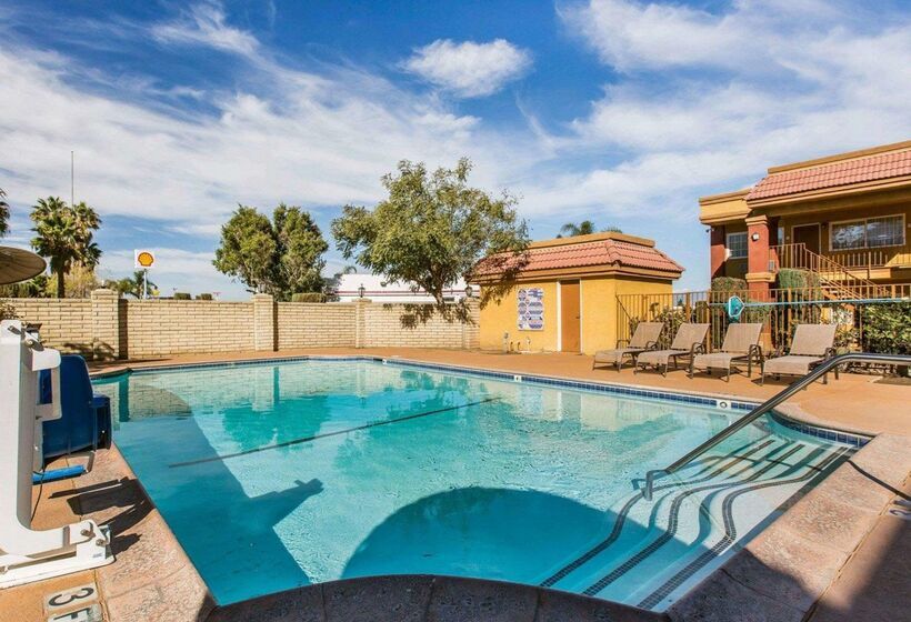 هتل Rodeway Inn & Suites Corona