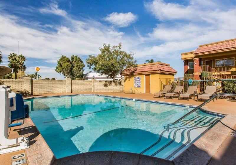 هتل Rodeway Inn & Suites Corona
