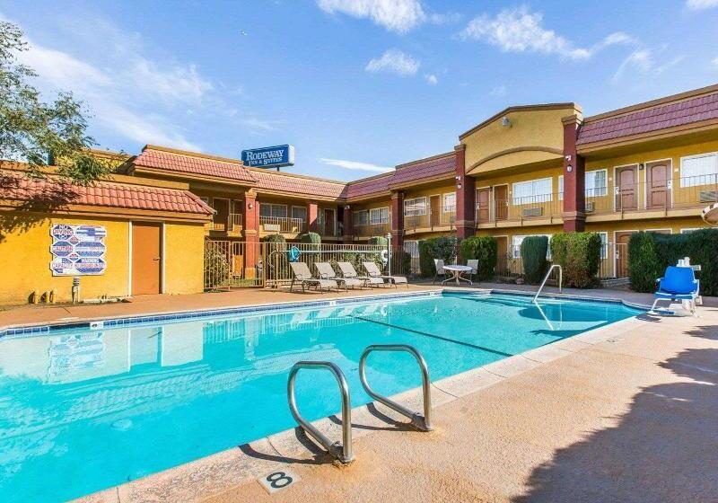 هتل Rodeway Inn & Suites Corona