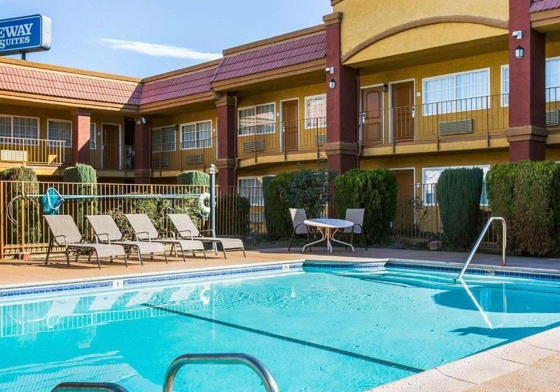 هتل Rodeway Inn & Suites Corona