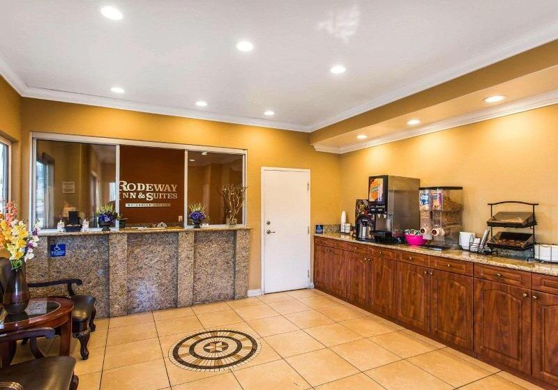 هتل Rodeway Inn & Suites Corona