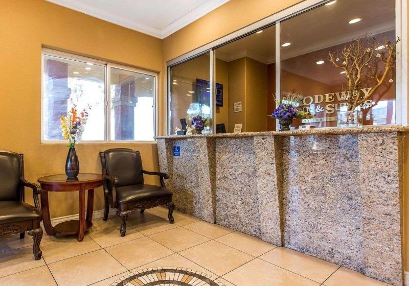 هتل Rodeway Inn & Suites Corona