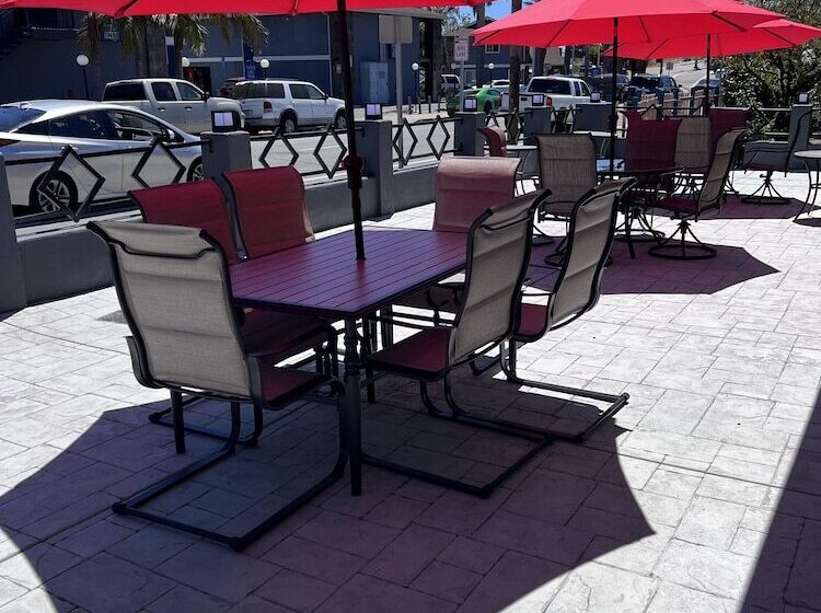 هتل Surf City Inn & Suites