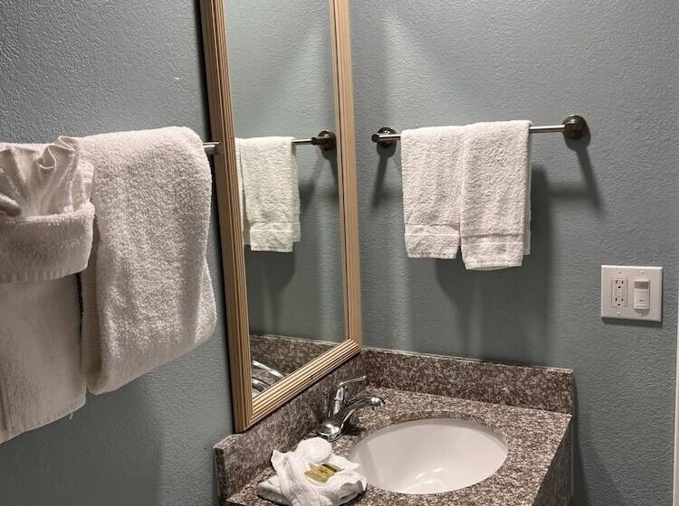 هتل Surf City Inn & Suites