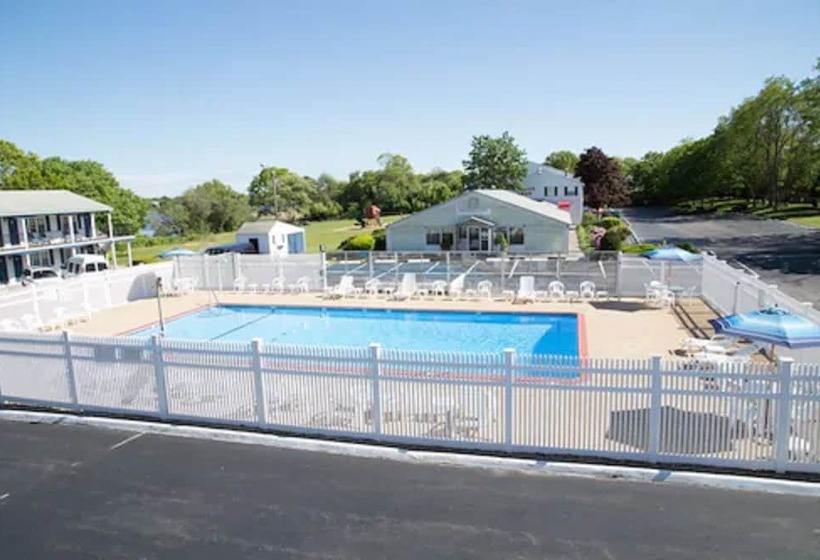 هتل The Tidewater Inn   Cape Cod