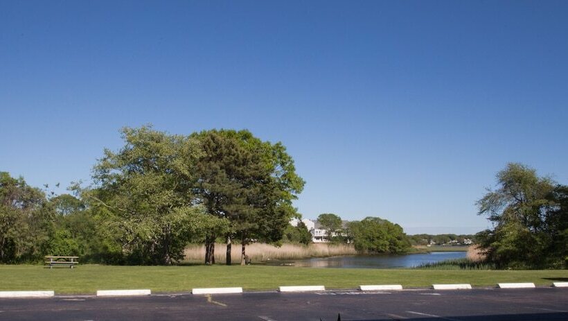 هتل The Tidewater Inn   Cape Cod