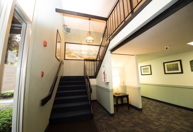 هتل The Tidewater Inn   Cape Cod