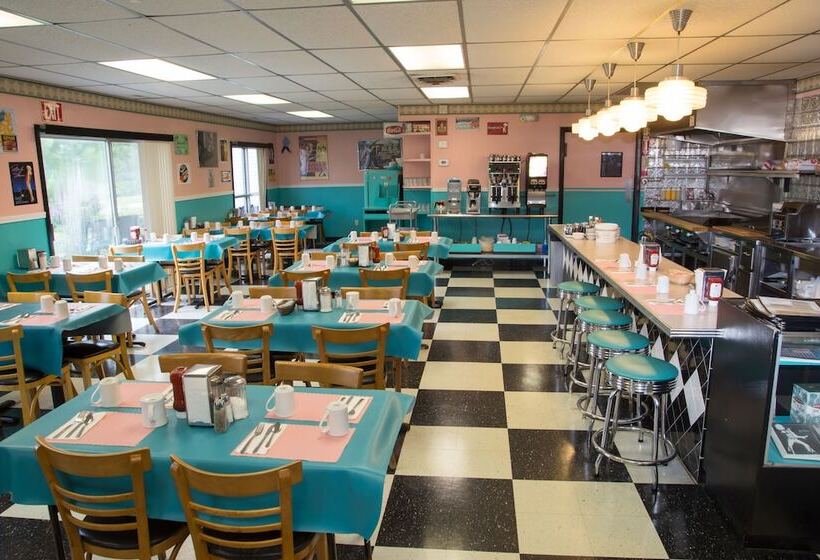 هتل The Tidewater Inn   Cape Cod