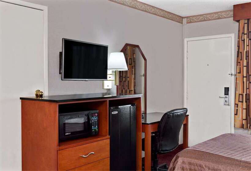 Отель Travelodge By Wyndham Burbankglendale