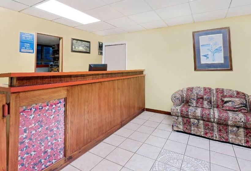 호텔 Travelodge By Wyndham Chambersburg