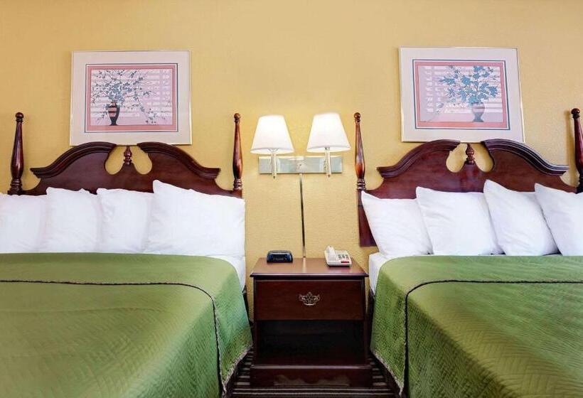 هتل Travelodge By Wyndham Chambersburg