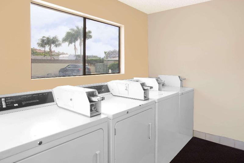 فندق Travelodge By Wyndham Costa Mesa Newport Beach Hacienda