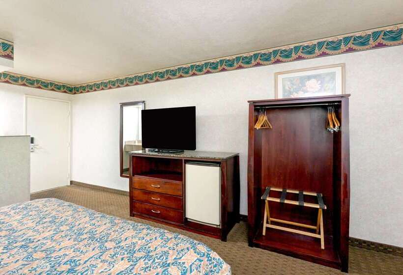 Отель Travelodge By Wyndham Long Beach Convention Center