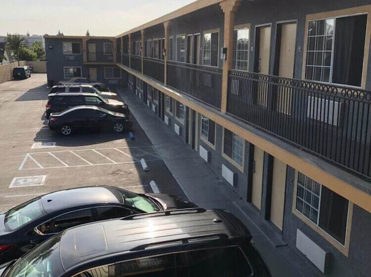 مُتل American Inn & Suites Lax