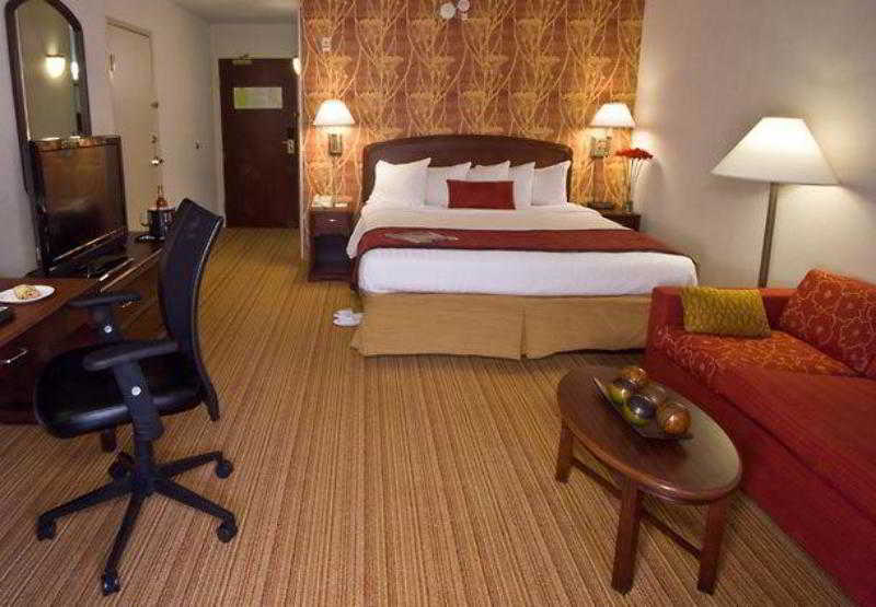 هتل Courtyard By Marriott Lansing