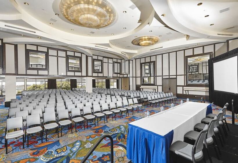 هتل Hilton Trinidad & Conference Centre