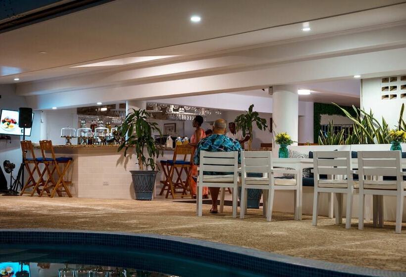 هتل Pirate's Inn