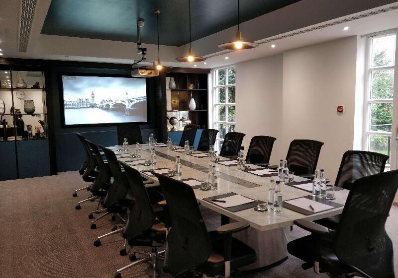 בית מלון כפרי Doubletree By Hilton London Kensington