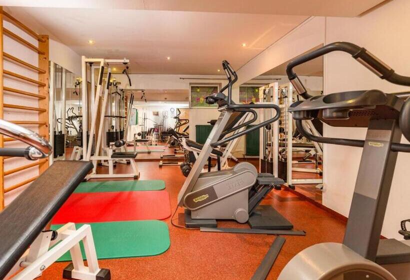 هتل Restaurant Lebzelter