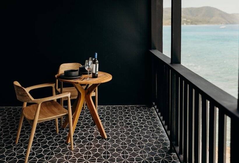 هتل The Waves At Cane Bay