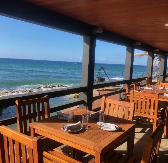 هتل The Waves At Cane Bay