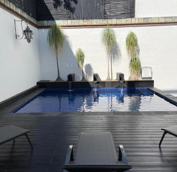 مسافرخانه Boutique Naura Centro
