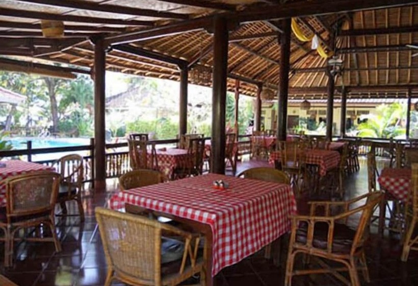 هتل Bali Lovina Beach Cottages