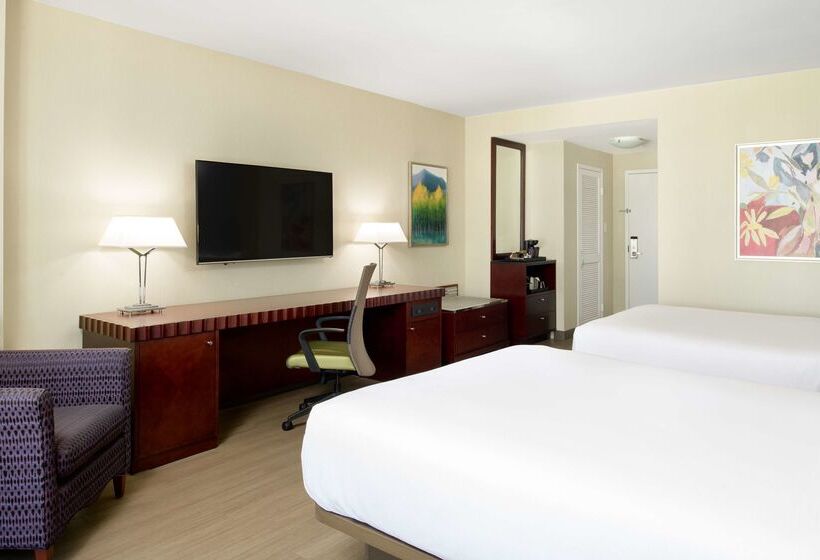 בית מלון כפרי Hilton Charlotte Uptown