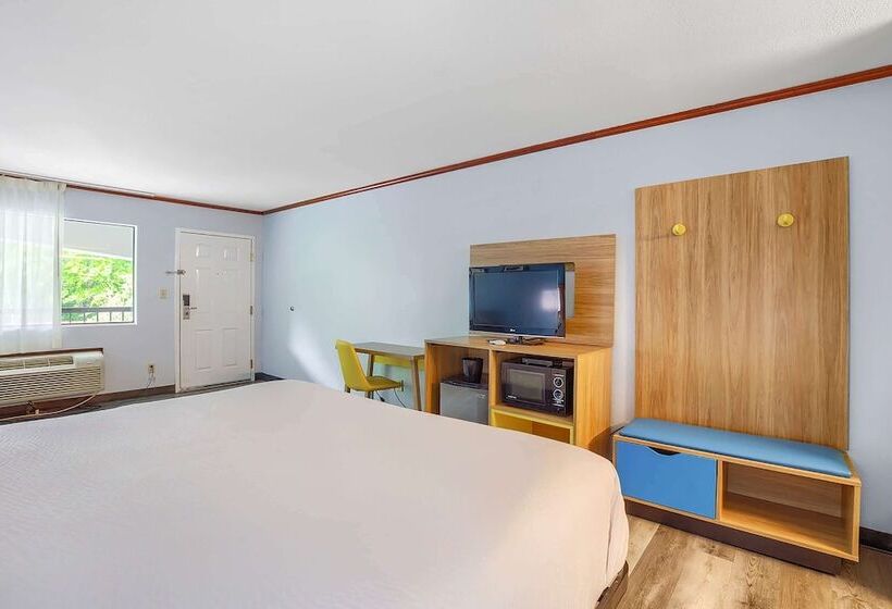 هتل Days Inn By Wyndham Foley