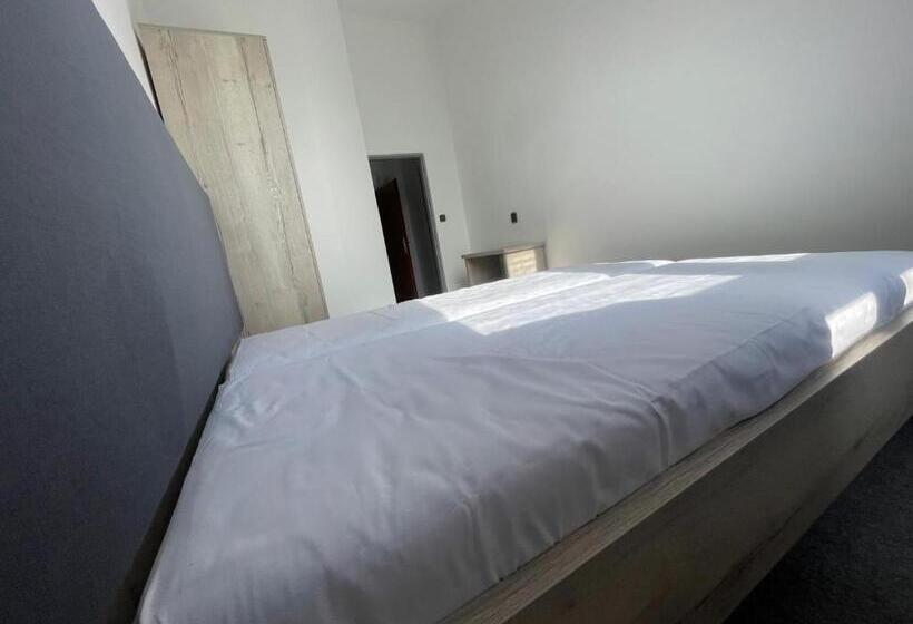 هتل Stadion Hradec Králové