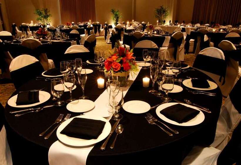 فندق Doubletree By Hilton Milwaukee Brookfield