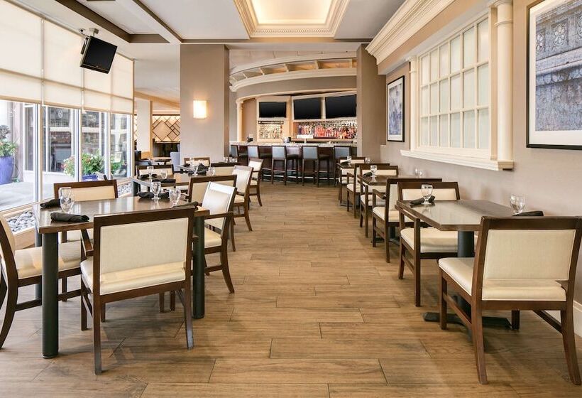 هتل Hilton Kansas City Country Club Plaza