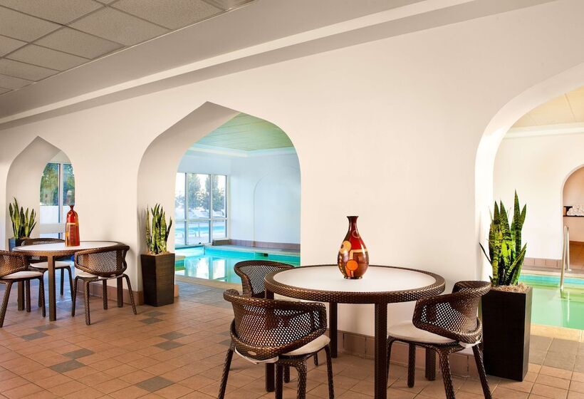 هتل Hilton Kansas City Country Club Plaza