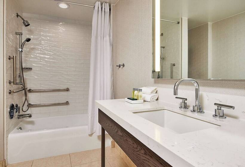 هتل Hilton Kansas City Country Club Plaza