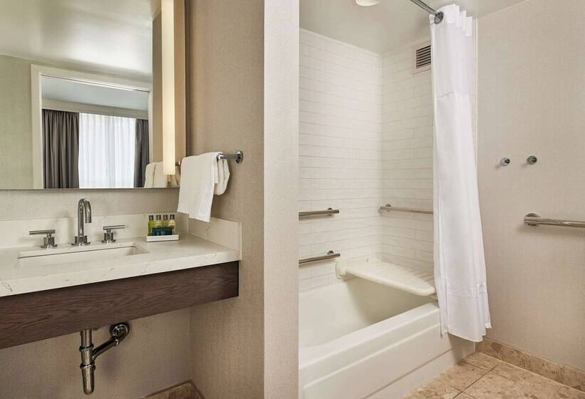 هتل Hilton Kansas City Country Club Plaza