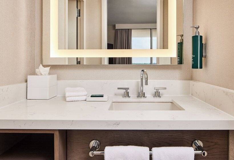 هتل Hilton Kansas City Country Club Plaza
