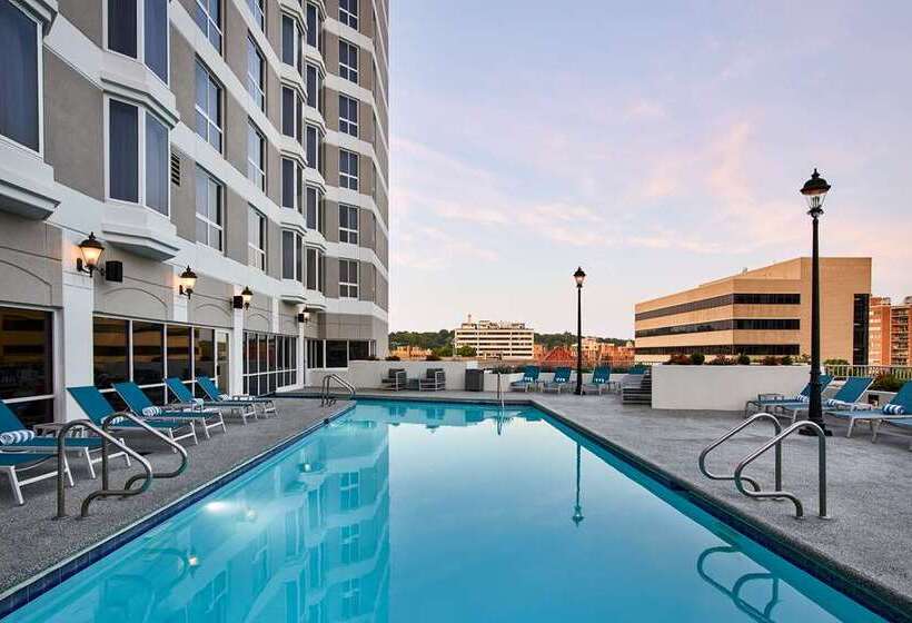 هتل Hilton Kansas City Country Club Plaza