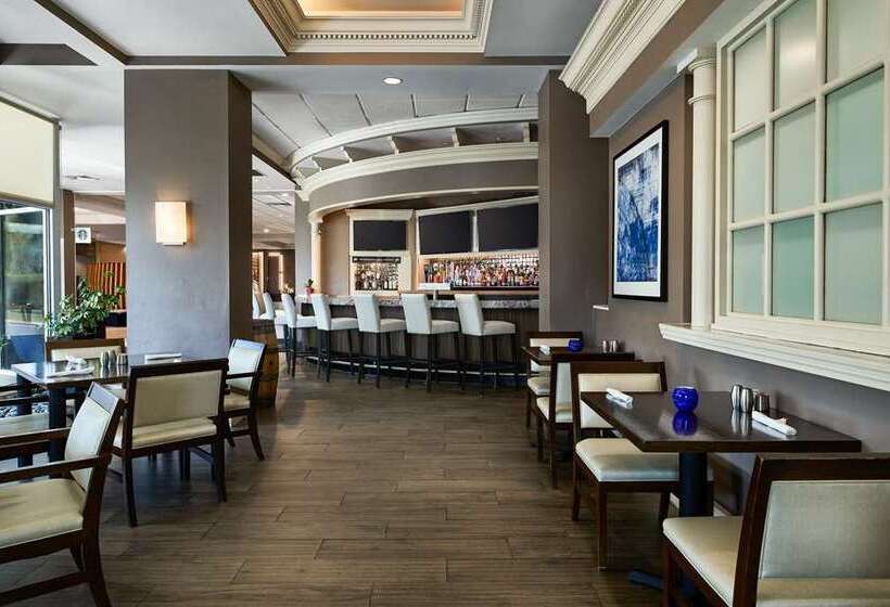 هتل Hilton Kansas City Country Club Plaza