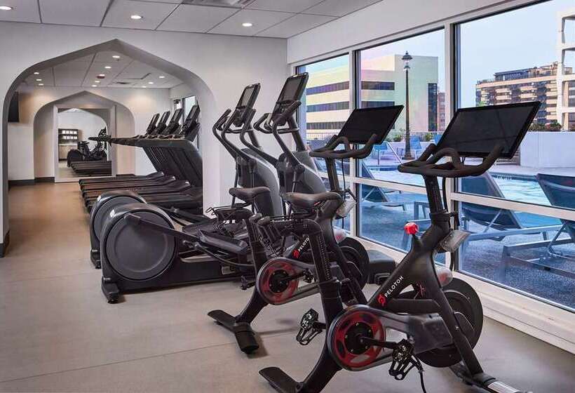 هتل Hilton Kansas City Country Club Plaza