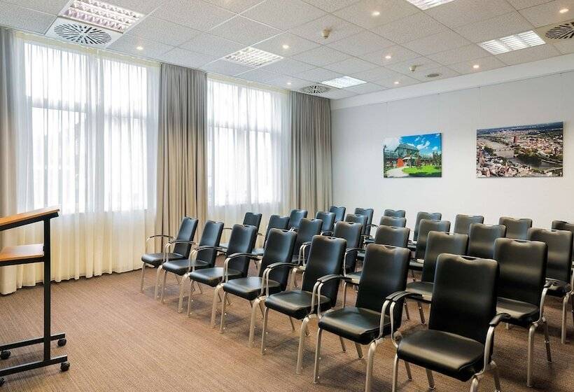 בית מלון כפרי NH Frankfurt Airport West