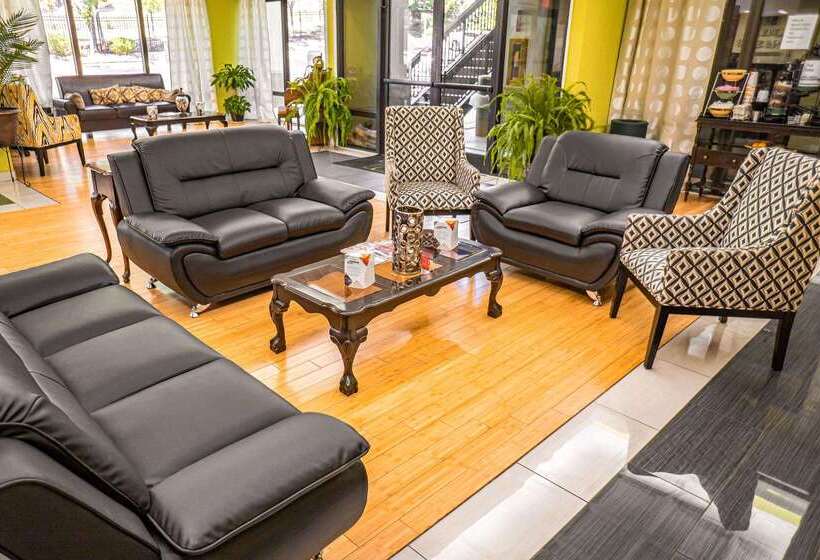 Отель Quality Inn & Suites Near Six Flags Austell