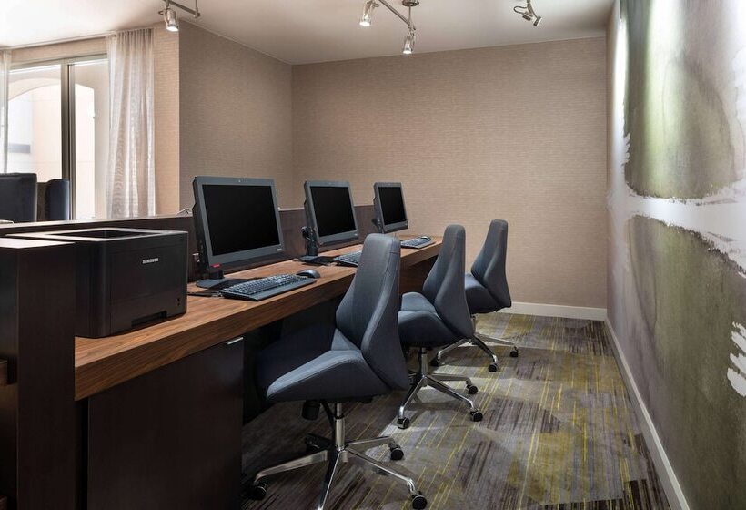 هتل Sonesta Select Camarillo