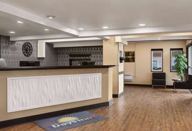 בית מלון כפרי Days Inn & Suites By Wyndham Sault Ste. Marie On