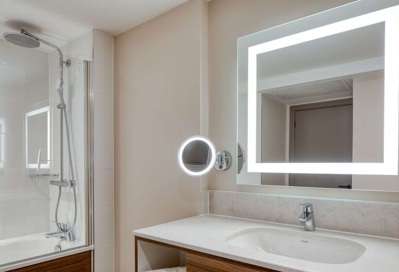 هتل Doubletree By Hilton Dartford Bridge